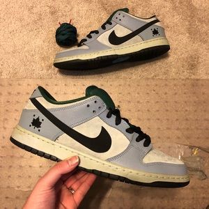 nike sb dunk maple leaf